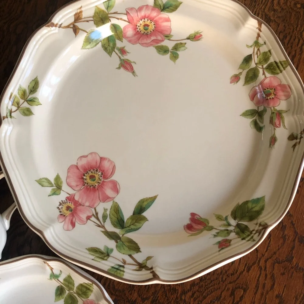 Estate. Mikasa Heritage Pink and White Dinnerware Floral Design - Picture 5 of 14